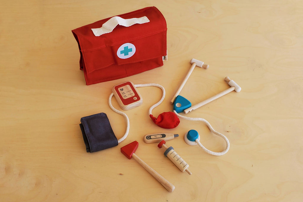 Doctor set toy from Planet Toy in wood. Painted with canvas bag.